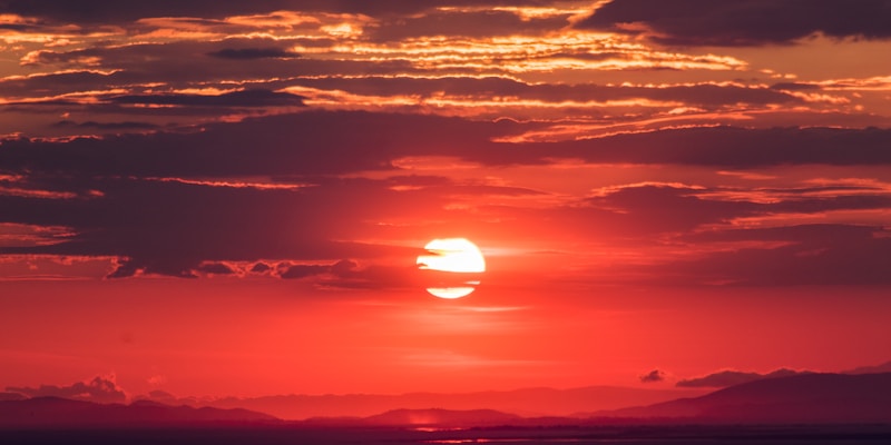 多屏幕显示不同体育赛事直播画面的控制室场景