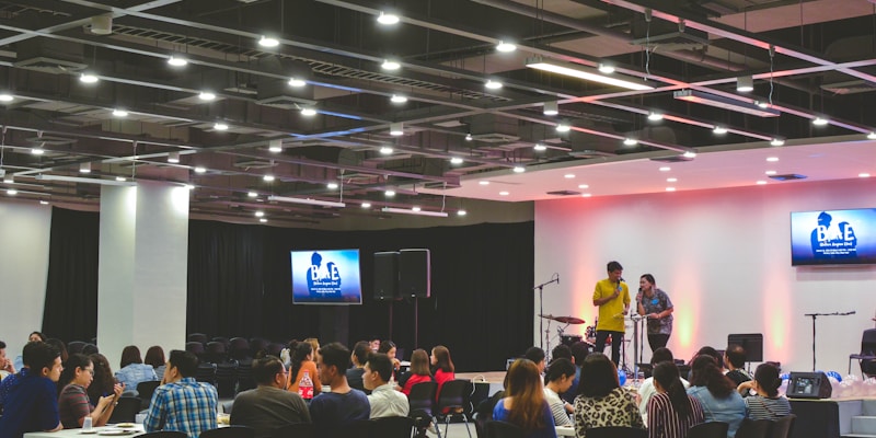 一群球迷在酒吧观看比赛并热烈讨论的欢乐场景