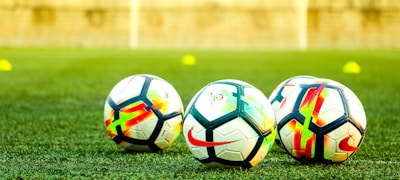 足球运动员在绿茵场上激烈拼抢的瞬间特写照片