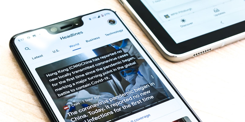 报纸体育版头条与手机新闻推送同时显示体育新闻的叠放照片